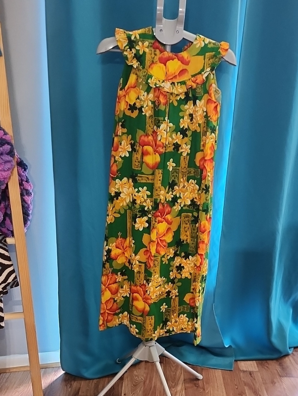 VTG 70s Green Floral Midi Dress with Ruffle Yoke